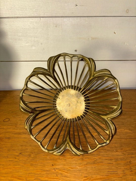 VINTAGE BRASS FRUIT BOWL Gold Tone Pedestal Ornate Metal Dish - Picture 5 of 9